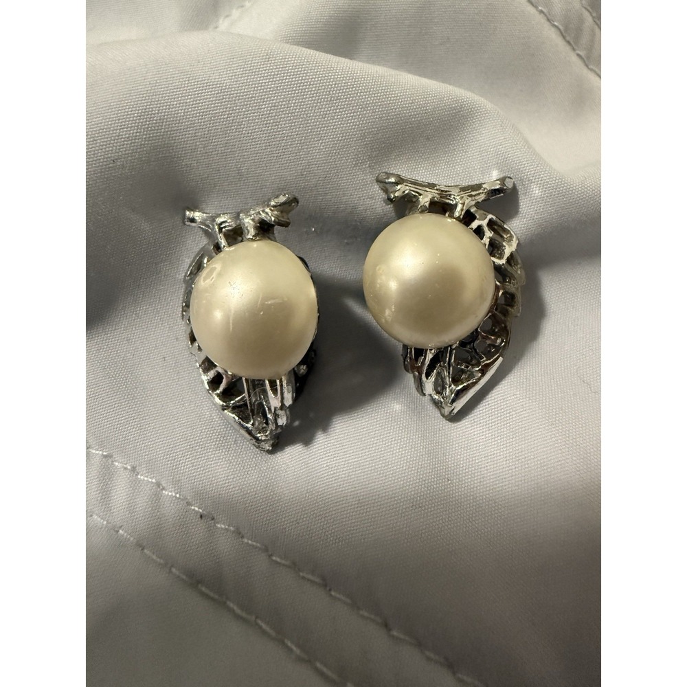 1970s Vintage Sarah Coventry Faux Pearl Silver Tone Leaf Clip‎ On Earrings